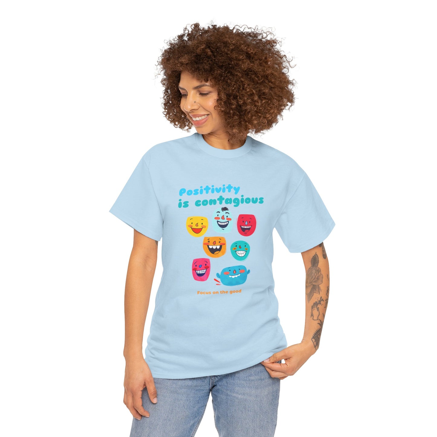 "Positividade é contagiosa, foco no bem" - Camiseta feminina - Abrace vibrações positivas com Romero's