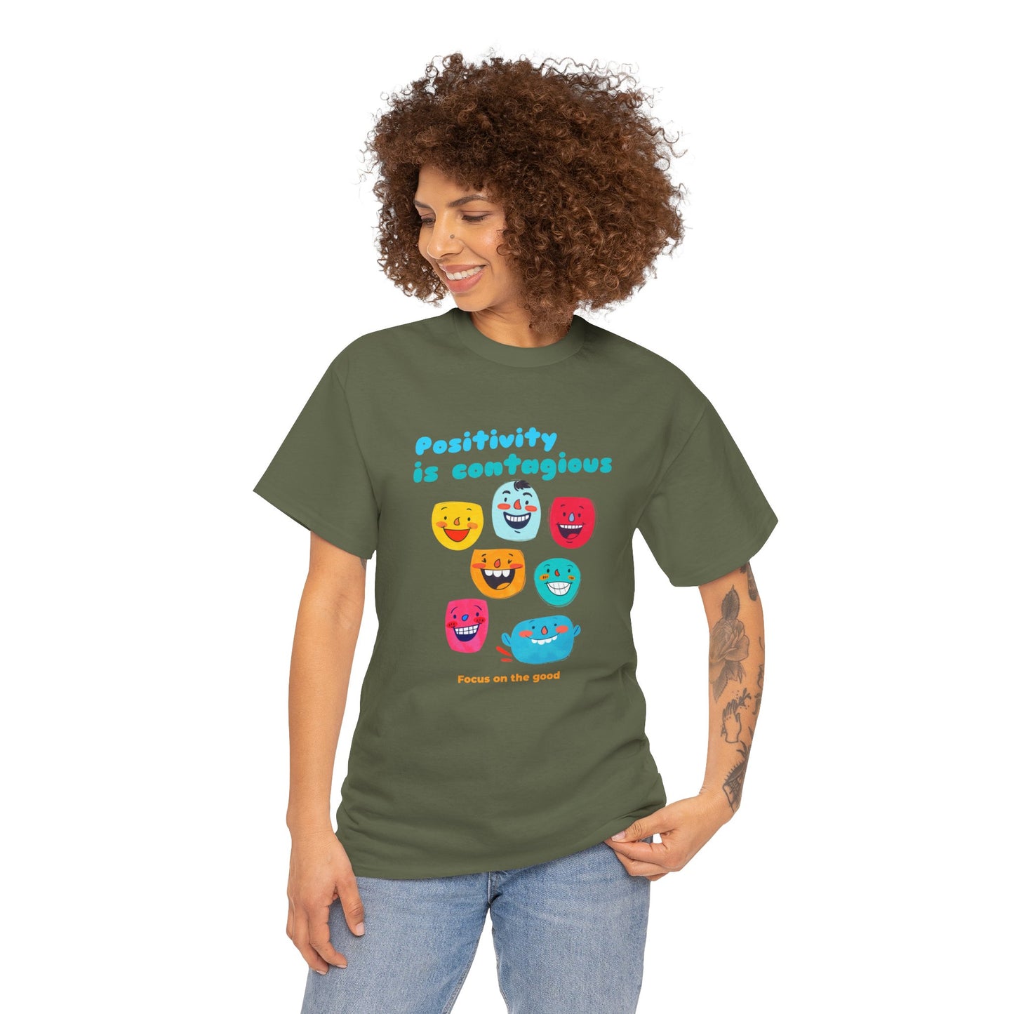 "Positividade é contagiosa, foco no bem" - Camiseta feminina - Abrace vibrações positivas com Romero's