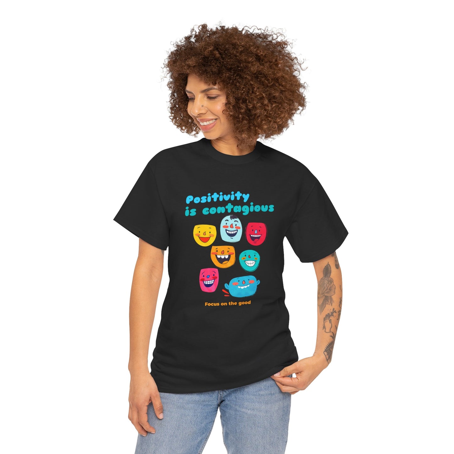 "Positividade é contagiosa, foco no bem" - Camiseta feminina - Abrace vibrações positivas com Romero's