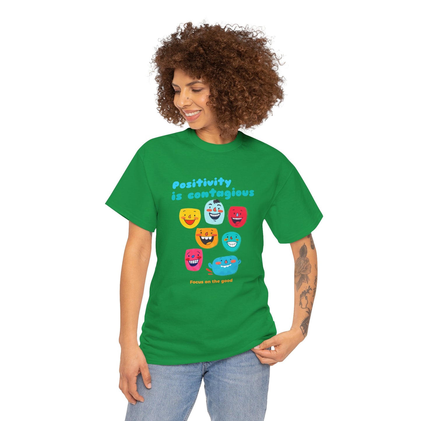 "Positividade é contagiosa, foco no bem" - Camiseta feminina - Abrace vibrações positivas com Romero's