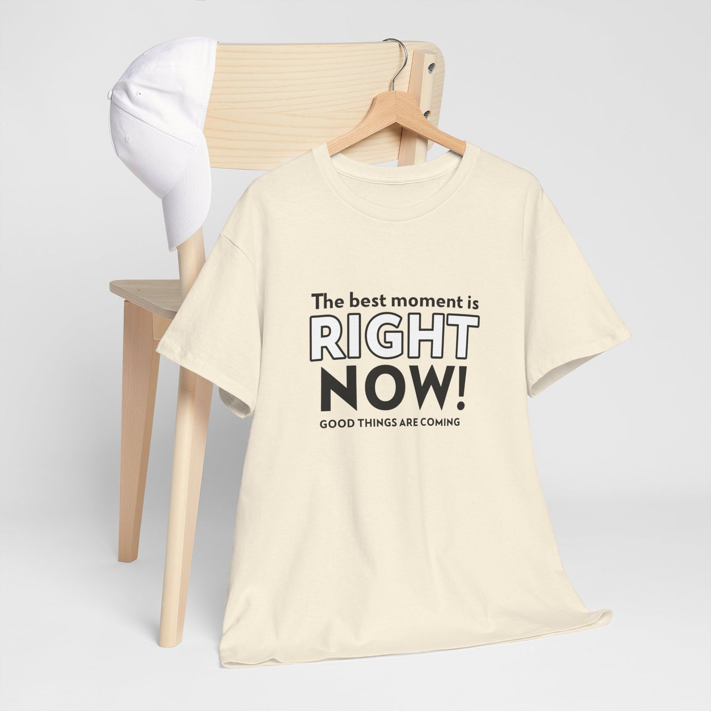 Camiseta masculina "O melhor momento é agora! Coisas boas estão chegando" - Mantenha-se positivo com Romero's