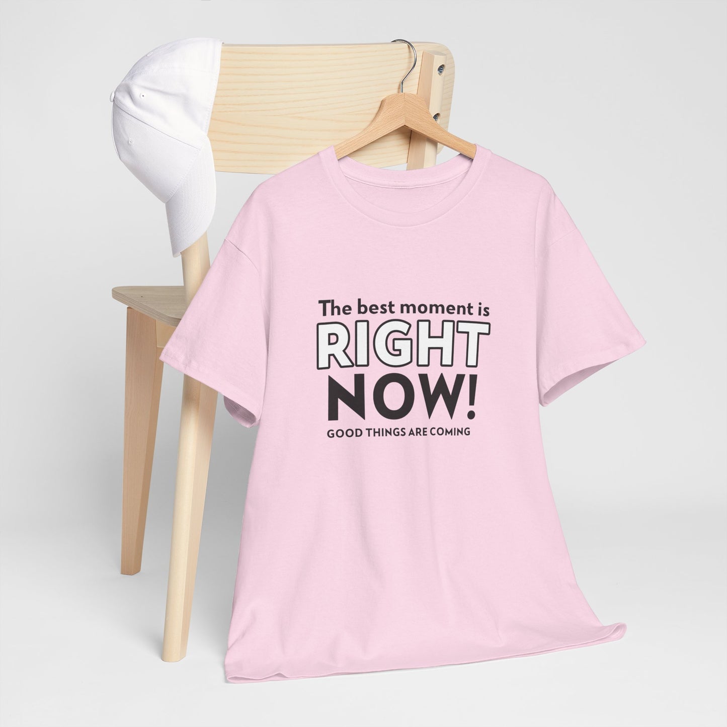 Camiseta masculina "O melhor momento é agora! Coisas boas estão chegando" - Mantenha-se positivo com Romero's