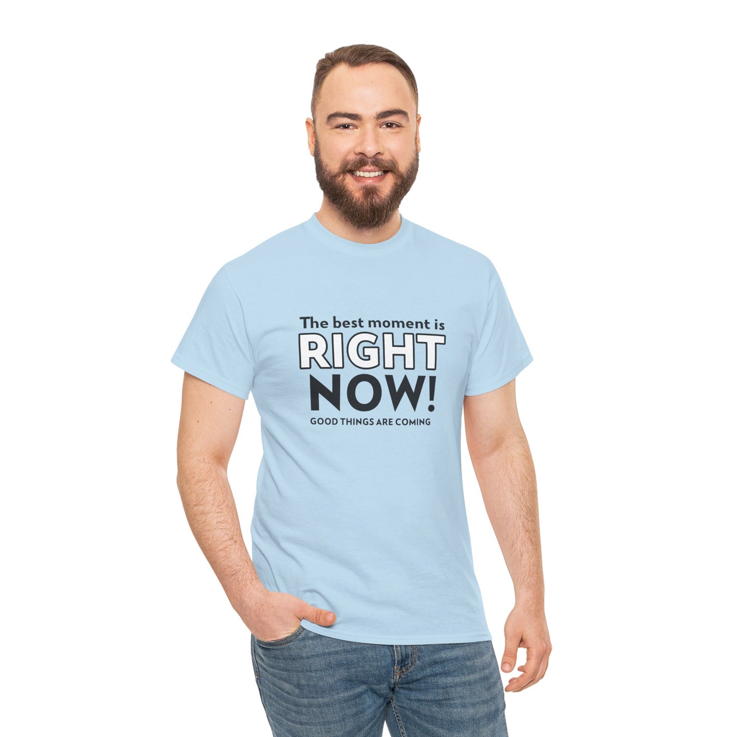 Camiseta masculina "O melhor momento é agora! Coisas boas estão chegando" - Mantenha-se positivo com Romero's