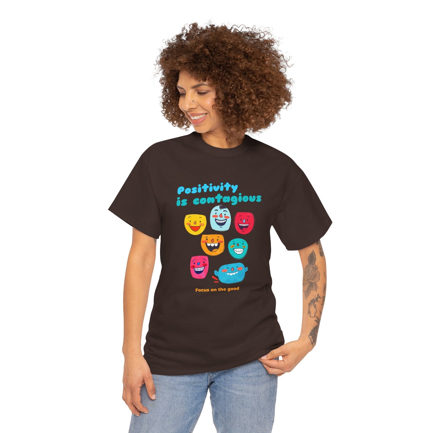 "Positividade é contagiosa, foco no bem" - Camiseta feminina - Abrace vibrações positivas com Romero's