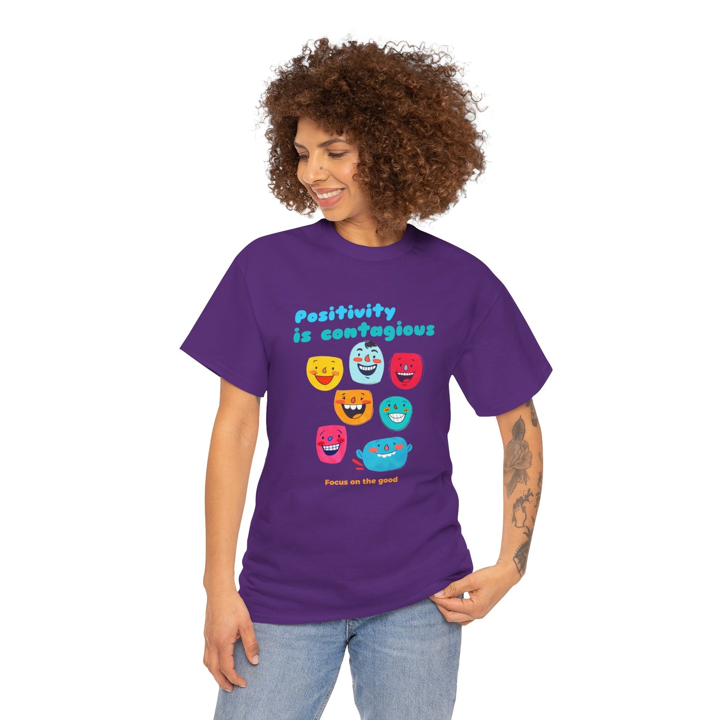 "Positividade é contagiosa, foco no bem" - Camiseta feminina - Abrace vibrações positivas com Romero's