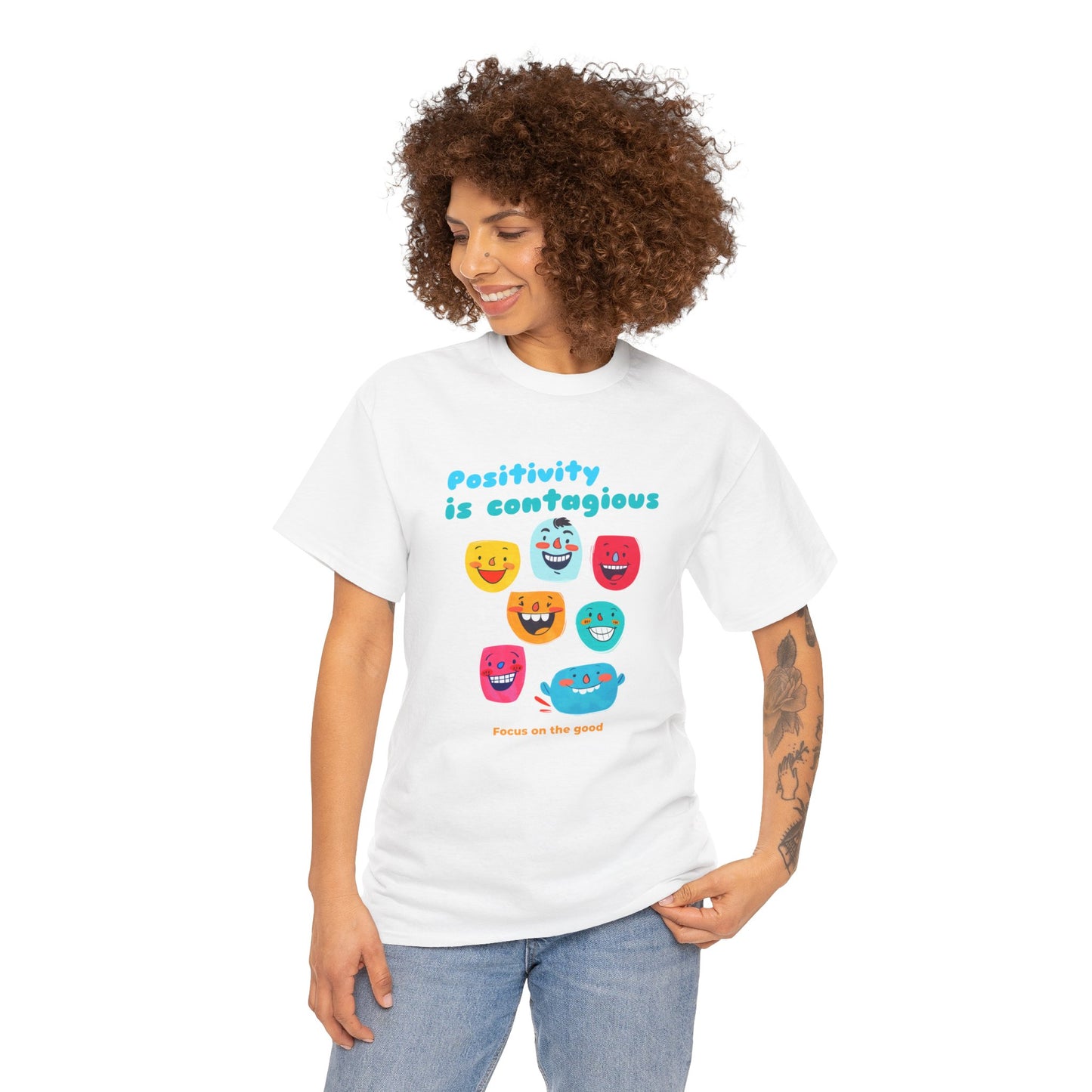 "Positividade é contagiosa, foco no bem" - Camiseta feminina - Abrace vibrações positivas com Romero's